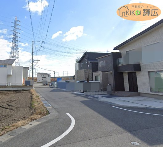 前面道路は広々としておりますので、お車の運転が苦手な方でも安心ですね。