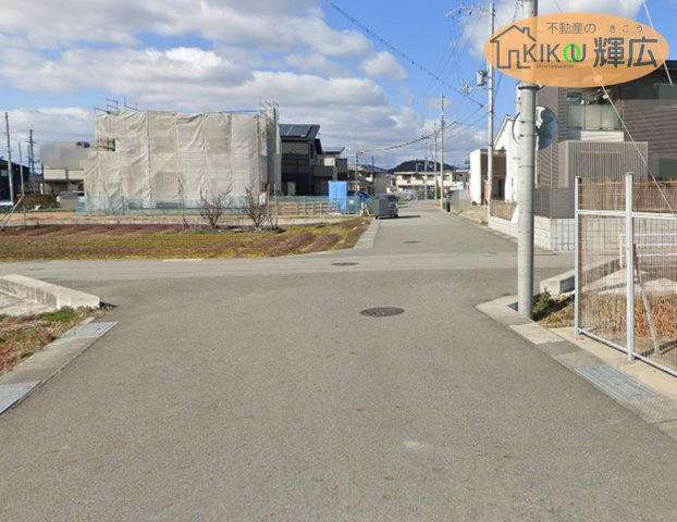 前面道路は広々としておりますので、お車の運転が苦手な方でも安心ですね。