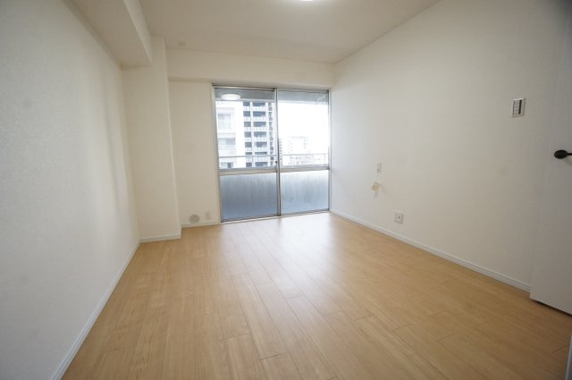 南側洋室(右側)です。　南側にバルコニーがあり、明るい部屋です♪