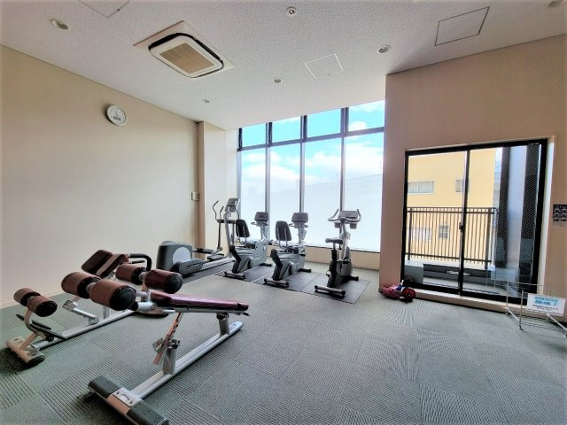 【フィットネスルーム】マンション内で気軽にエクササイズ！いろいろなマシンが設置されています！