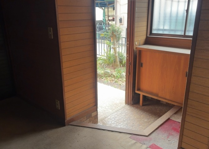 玄関は家の顔でもあり、家族以外の目にも止まる場所です。玄関は外との間を仕切る扉、靴などをしまっておく収納スペース、靴脱ぎのたたきスペース、来客とのやり取りをするドアホンなど複数のアイテムからなります。