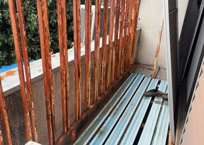 バルコニーは、室外の専用スペースのうち、「屋根がなく開放された空間」であるものを指します。ベランダより広いタイプのものが多く、日当たりもよいため家庭菜園などを楽しみたい人にとって適した環境となります。