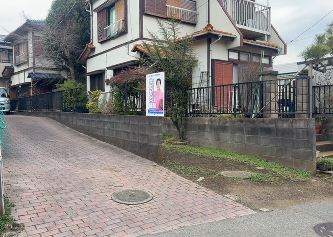 住宅用の土地では前面道路に2m以上接していなければならないと法律で定められています。しかし、お持ちの車のサイズやライフスタイルなどにより、2mでは利便が悪い場合もございますので、事前に確認しましょう。