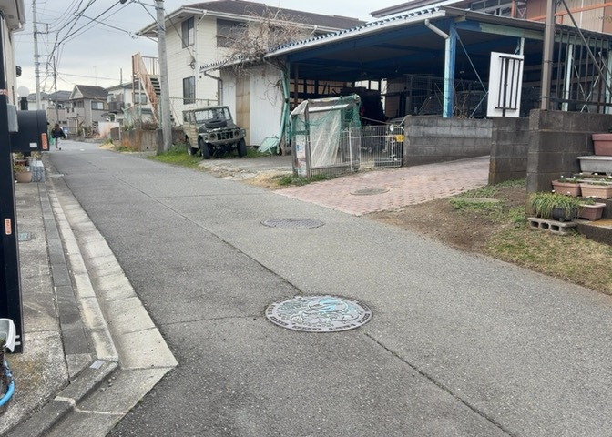 お持ちの車種によっては前面道路が広い方が便利でしょう。しかし、前面道路が広ければその分交通量が多くなるため、騒音などが気になる場合があります。実際に現地を見学し、周辺交通量や騒音などを確認しましょう！