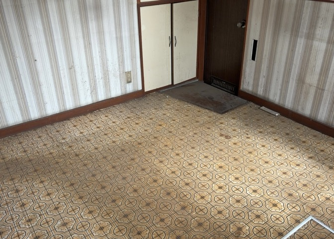 ダイニングは、食事や家族の団らんスペースとしてだけではなく、ほかの用途としても使用することができます。ダイニングテーブルを置き、食事のためのスペースを作ることでリビングとの差別化を図ることができます。