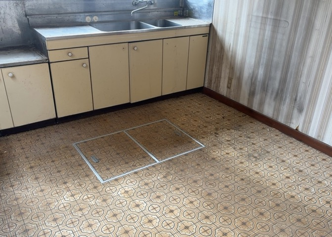 DKの物件でも広く見せたい方は、ダイニングスペースを広く使えるように工夫しましょう。低めのダイニングソファを置くと、家具の圧迫感が減り、広く見せることができ、ダイニングをリビングのように使用できます！