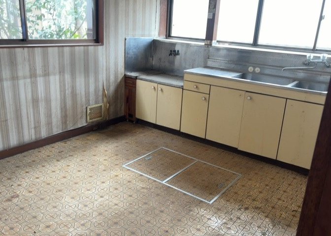 ダイニングとキッチンの間を扉や壁などで仕切らず、一体化させた間取りです。キッチンカウンターがついている物件ならば、食事をキッチンカウンターで取ることで、ダイニングスペースをリビングとして使用できます。