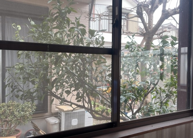 サッシは、ガラス窓に使用される金属製の窓枠です。一般的に住宅建築では、金属製建具工事の段階でガラス類・玄関などと同時に設置されます。種類や構造により断熱性能や遮音性能が異なるので現地でご確認ください。