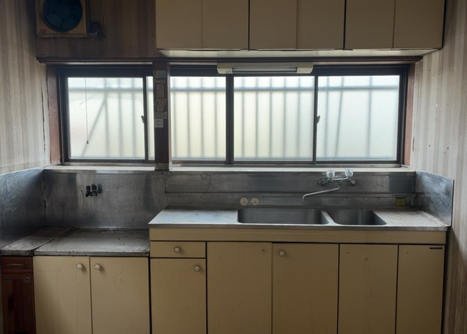 標準的なシステムキッチンの横幅は、165cm～300cm程度です。2100・2400・2550・2700などミリ単位で表記されます。普段どのように料理をするのかを想定しながら合ったサイズを選びましょう