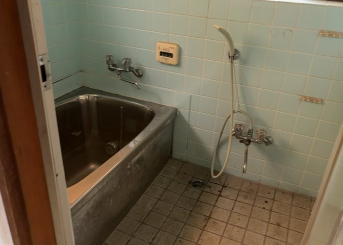 入浴時の快適さも大事なことですが、綺麗な状態を維持できなければ気持ちよく入浴できません。毎日の掃除が楽という点は大事なポイントになります！カビが生えにくく掃除がしやすい、壁や浴槽を選ぶといいでしょう。