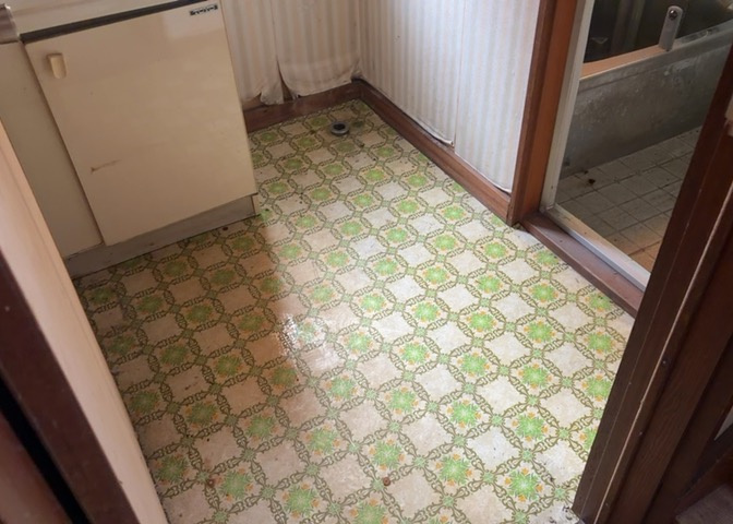 多くの戸建て住宅で見かける洗面脱衣所は、洗面台と洗濯機が2畳ほどのスペースに並べられていて、洗面所が脱衣所を兼ね備えている間取りが一般的です。お客様が利用することもある、パブリックな空間でもあります。