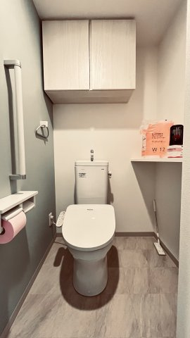 すっきりとして収納あるトイレ