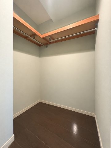 たっぷり収納のウォークインクローゼット