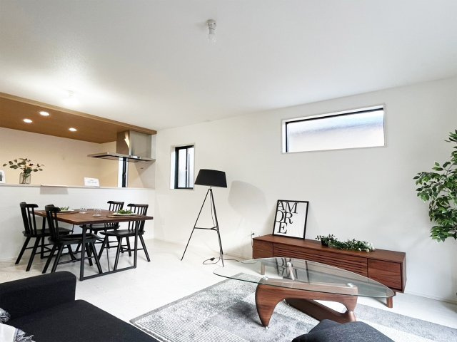 18.1帖のLDK！キッチンからリビングや洋室が見渡せるので安心して家事ができます！※施工例