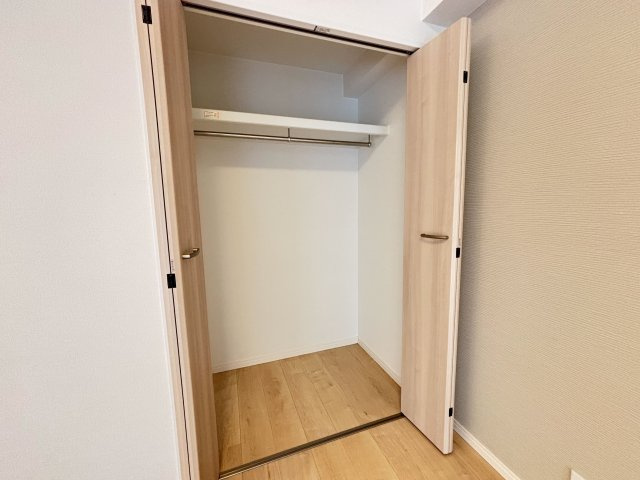 洋室の収納も十分です。