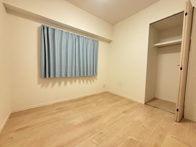 収納があるのでスペースを活かすことのできる洋室です。
