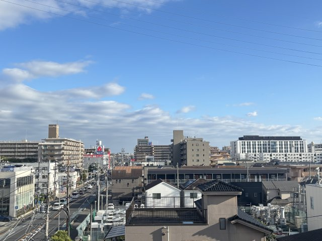 5階住戸につき、バルコニーからは開放的な景色を堪能できます。