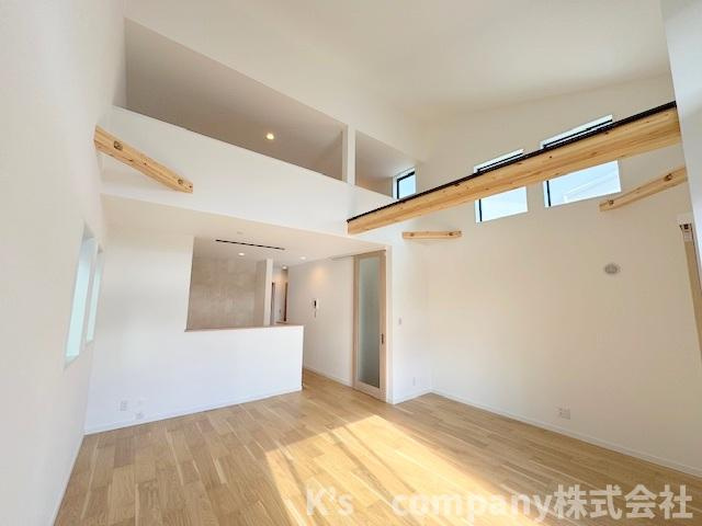 リビング広々19帖◇上部は勾配天井で開放感があります◇