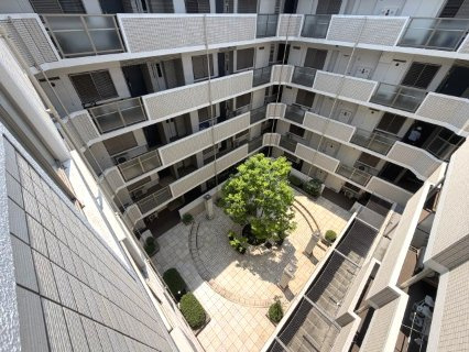 閑静な住宅街に位置する落ち着いた住環境。プライベート性を保ちつつ自然光をたっぷり取り込めます。