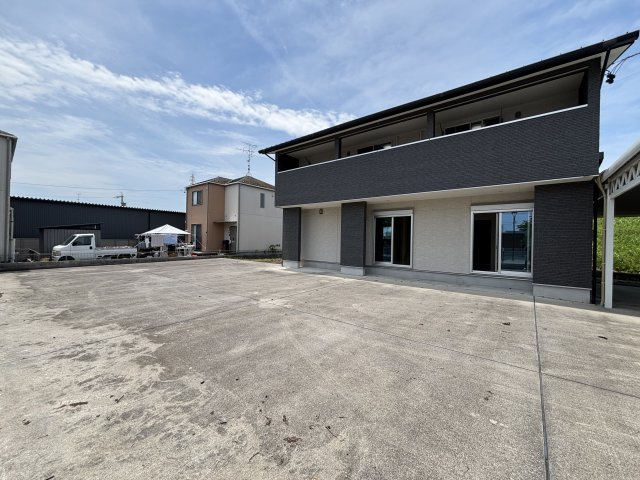 装飾を抑えた外構が建物の雰囲気とマッチ。広々とした空間で多用途に対応可能。