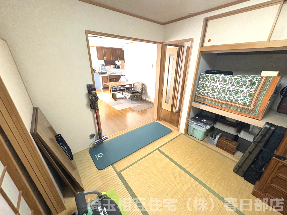 二面採光で明るい空間。障子を通したやわらかい陽射しです。