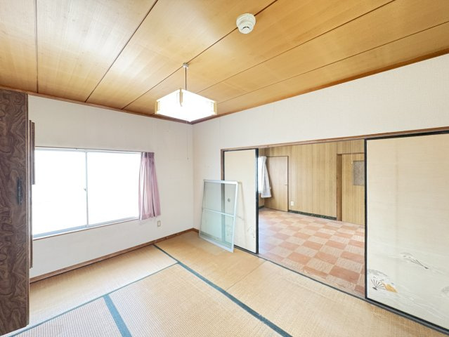 隣接するお部屋とつなげて利用できるため、ご家族構成や生活スタイルに合わせて柔軟に使える和室です。独立した寝室としてはもちろん、続き間として広々とした空間を確保することも可能。ゆったりとくつろげる一室。