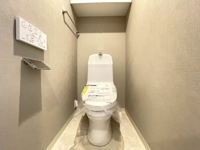 温水洗浄便座付きの清潔感あるトイレは、落ち着いた空間に。