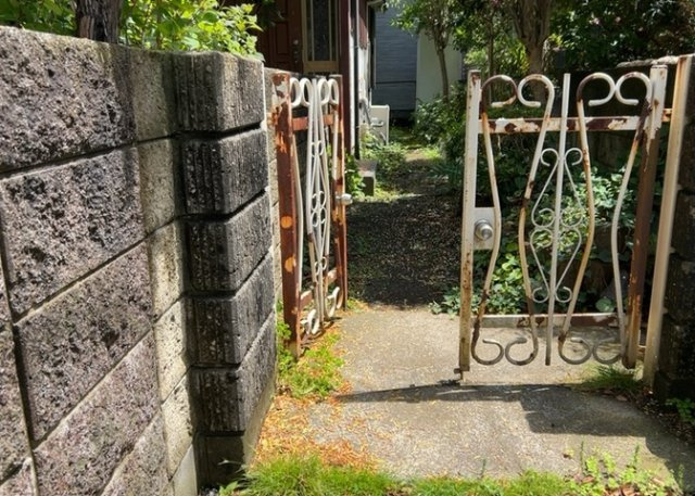 土地の形が極端に長細かったり、狭小地、あるいは道路との高低差がある傾斜地だった場合、後々売ろうとしても買い手がつかない場合もあります。後々、売却することになった時に価値の下がらない土地を選びましょう。