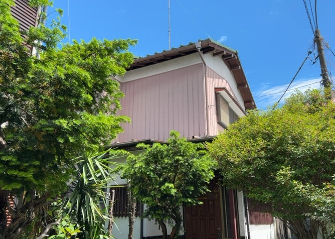 家を建てる場合、方位は要チェックです。現実的に日当たりのよい家ならばリビングは南側、建築基準法でも北側に当たる家への配慮は求められています。土地を見学に行く際は、方位磁針を持って行くようにしましょう。