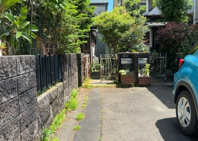 現地に行くなら、物件の周囲の地形がどうなっているかを見ることも大切です。周辺より低くなっている土地では、大雨などで水が集まりやすいため、地盤が弱くなっているということも考えられるため、注意が必要です。