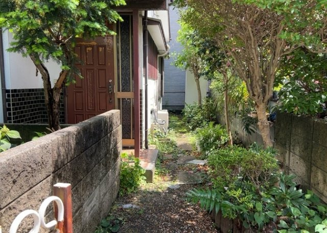 土地購入を検討されている場合、境界杭がない状態で購入してしまうと境界確定測量をする必要があり、費用がかかります。購入の前に、売主、隣土地所有者立ち合いのもと境界を確定し境界杭を設置するのがベストです。