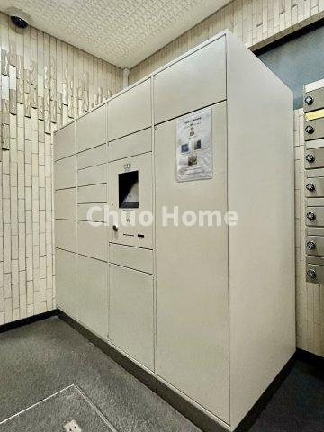 【宅配ボックス】在宅時・不在時に関わらず、居住者の代わりに非対面で宅配物を受け取ってくれる便利な設備です。わかりやすくご説明致しますので見学時にはお部屋だけではなく共用部分もぜひチェックしてください。