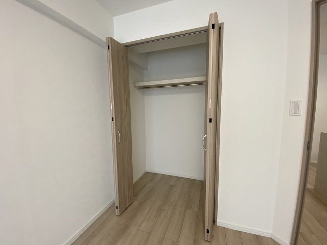 季節物の衣類や日用品をすっきりと収納できる広々としたクローゼット！お部屋全体の生活感を抑え、常に綺麗で快適な状態を保てます。身の回りの整理整頓や衣服の管理に大変重宝する機能的な収納スペースです。