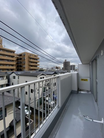 陽当たり・通風ともに良好で心地よい風が通り抜けるバルコニー面積6.18？！洗濯物を気持ちよく干すことができ、日々の暮らしに心地よいゆとりをもたらします。リフレッシュ空間としても活躍する場所です。