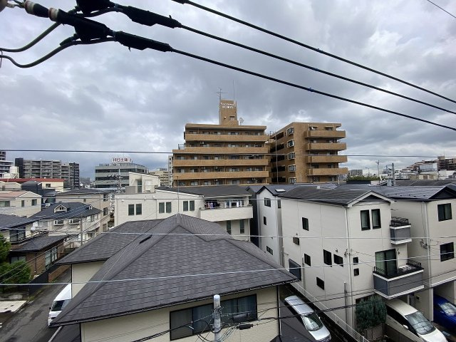 住まいから周囲を見渡せる開放的な眺望が魅力のアングル！爽やかな風が通り抜け、日々の暮らしに心地よい解放感をもたらしてくれます。青空を身近に感じながらリフレッシュできる特別なプライベート空間です。