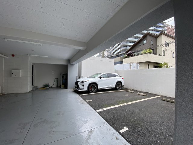 敷地内に確保された便利な駐車場スペース。大切なお車を身近に保管できるため、日々の通勤やお買い物、週末のドライブやお出かけもスムーズにスタートできます。空き状況等はお気軽にお問い合わせください。
