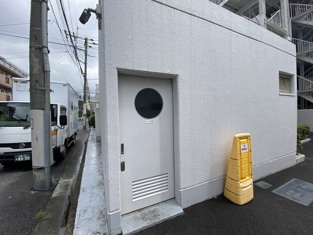 敷地内に設置された専用のゴミ捨て場。管理体制が行き届いており、整然と保たれた清潔感のある共用空間です。日々の生活ごみ処理もスムーズに行うことができ、快適な暮らしを陰ながら支えてくれる共用環境です。