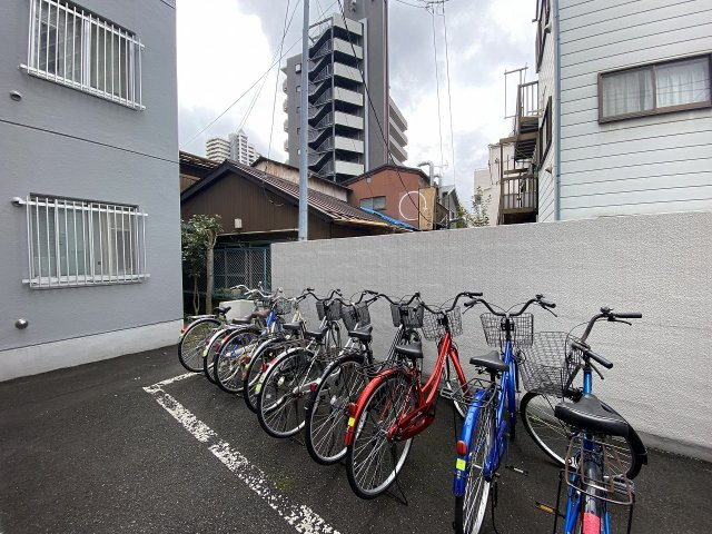 屋根付きで雨や日差しから大切な自転車を守れる敷地内駐輪場。整然と管理されており、日常のお買い物や通勤・通学での自転車利用も快適です。空き状況や利用詳細につきましては気軽にお問合せください。
