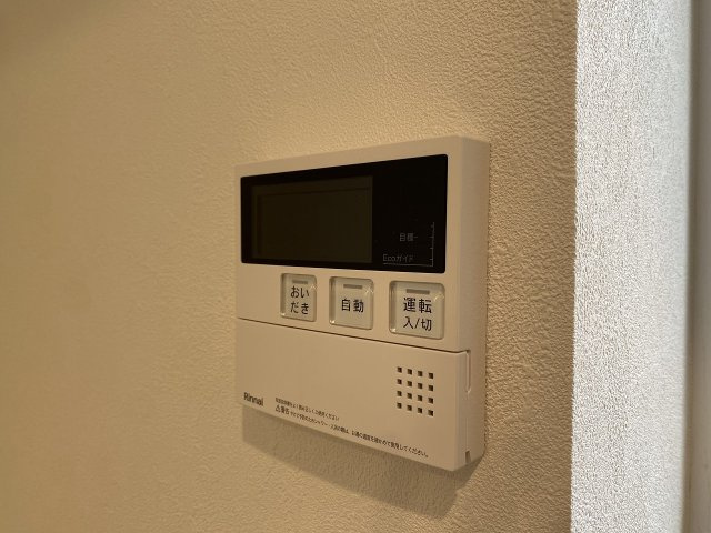 スイッチひとつでいつでも適温のお湯を張れる便利な追い炊き機能付き！生活リズムが異なるご家族でも、それぞれが好きなタイミングで温かいお風呂に入れます。毎日のバスタイムをより快適にする人気設備です。