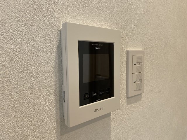 訪問者の顔を室内からしっかり確認できるTVモニター付きインターホン！録画機能や応答機能を備え、防犯性を大きく高めます。一人のお留守番や小さなお子様がいるご家庭でも安心・安全に暮らせます。