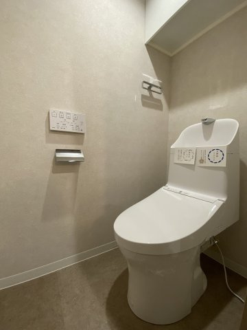 快適な温水洗浄便座に新規交換された清潔感あふれるトイレ空間！手入れがしやすい最新設備を備えており、いつでも気持ちよくお使いいただけます。毎日の生活に欠かせない場所だからこそ衛生的に整えました。