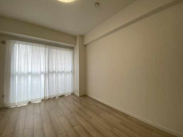 快適な居心地を叶える全居室フローリング仕様の洋室5.7帖！使いやすい形状で家具配置がしやすく、子供部屋やワークスペースにも最適です。クローゼット付きで整理整頓もスムーズに行える住空間です。