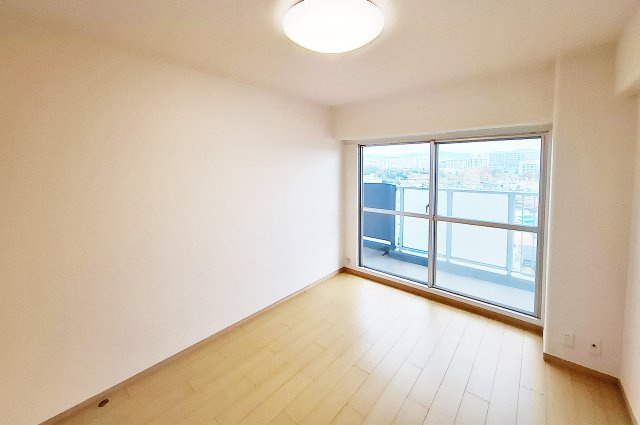 洋室2：クロスとフローリングを貼替え済み。