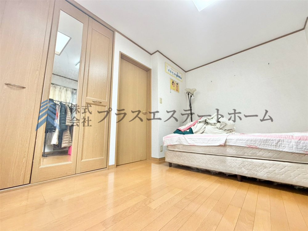 木目調のフローリング材でナチュラルな見た目のため暖かく落ち着いた雰囲気のお部屋です♪