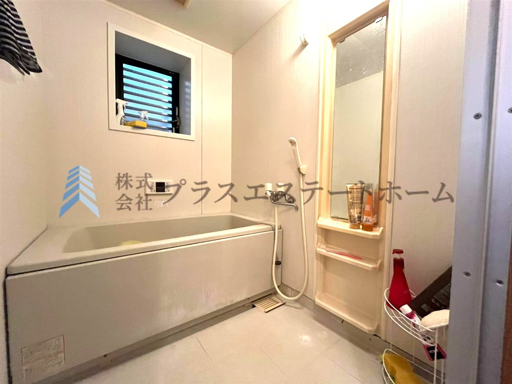 窓付きの浴室は採光、換気、開放感の向上などの多くのメリットがあります♪