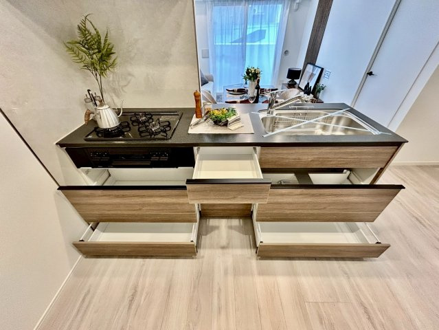 調理道具や調味料もすっきりしまえる、収納力のあるキッチン。