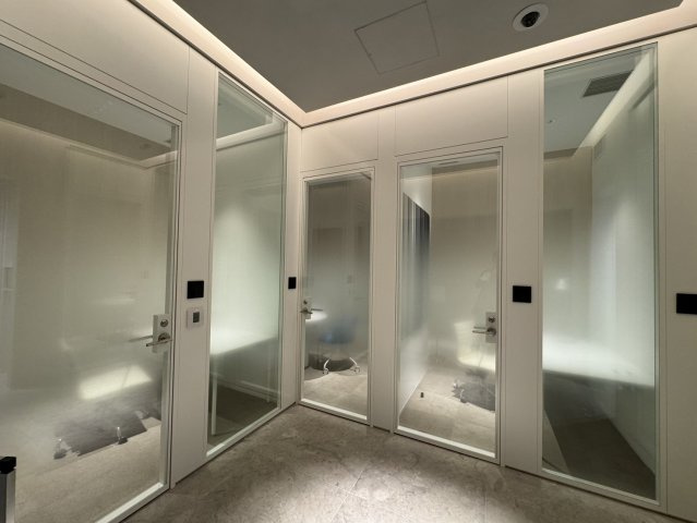 【ワーキングブース】2階にはパーソナルなワークスペースが大小合わせて4室ございます。トイレも併設！