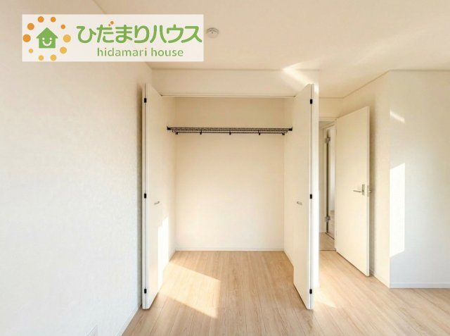 大容量のクローゼット！ハンガーパイプ付き。　洋服をかけて収納すれば、「何を持っているか」忘れることもありません！