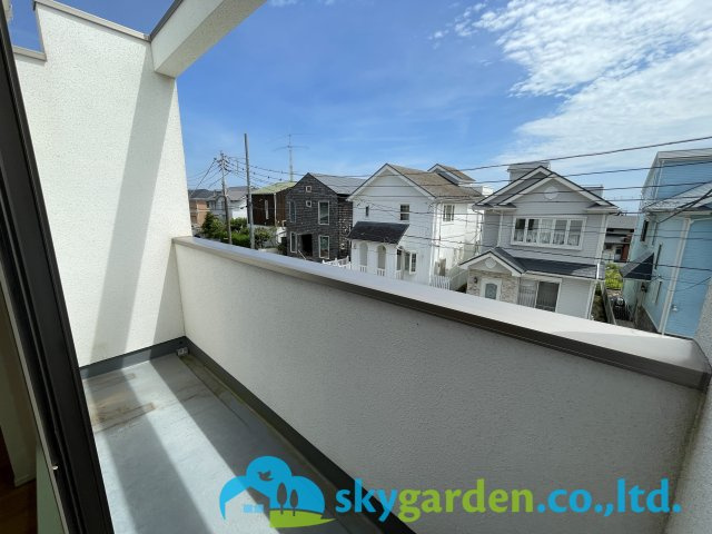 2階のバルコニー　少しだけ海が見えます