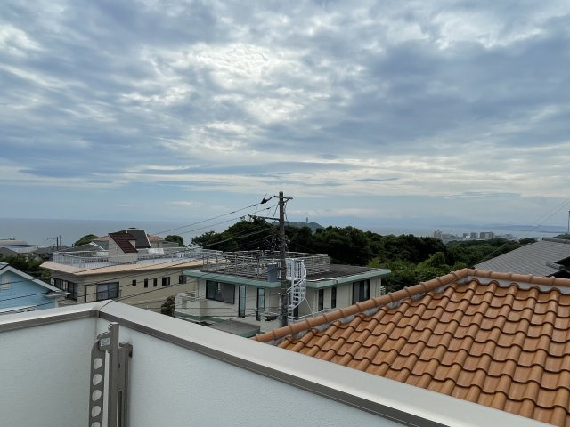 海・江の島を望む